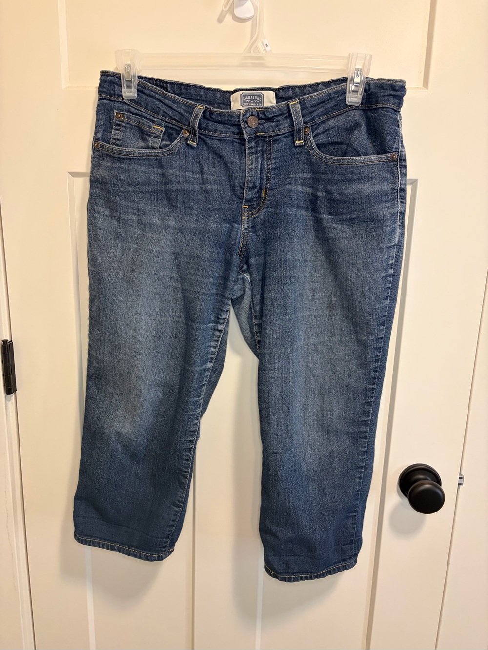 Signature Women's By Levi Strauss & Co Mid Rise Capri Jeans